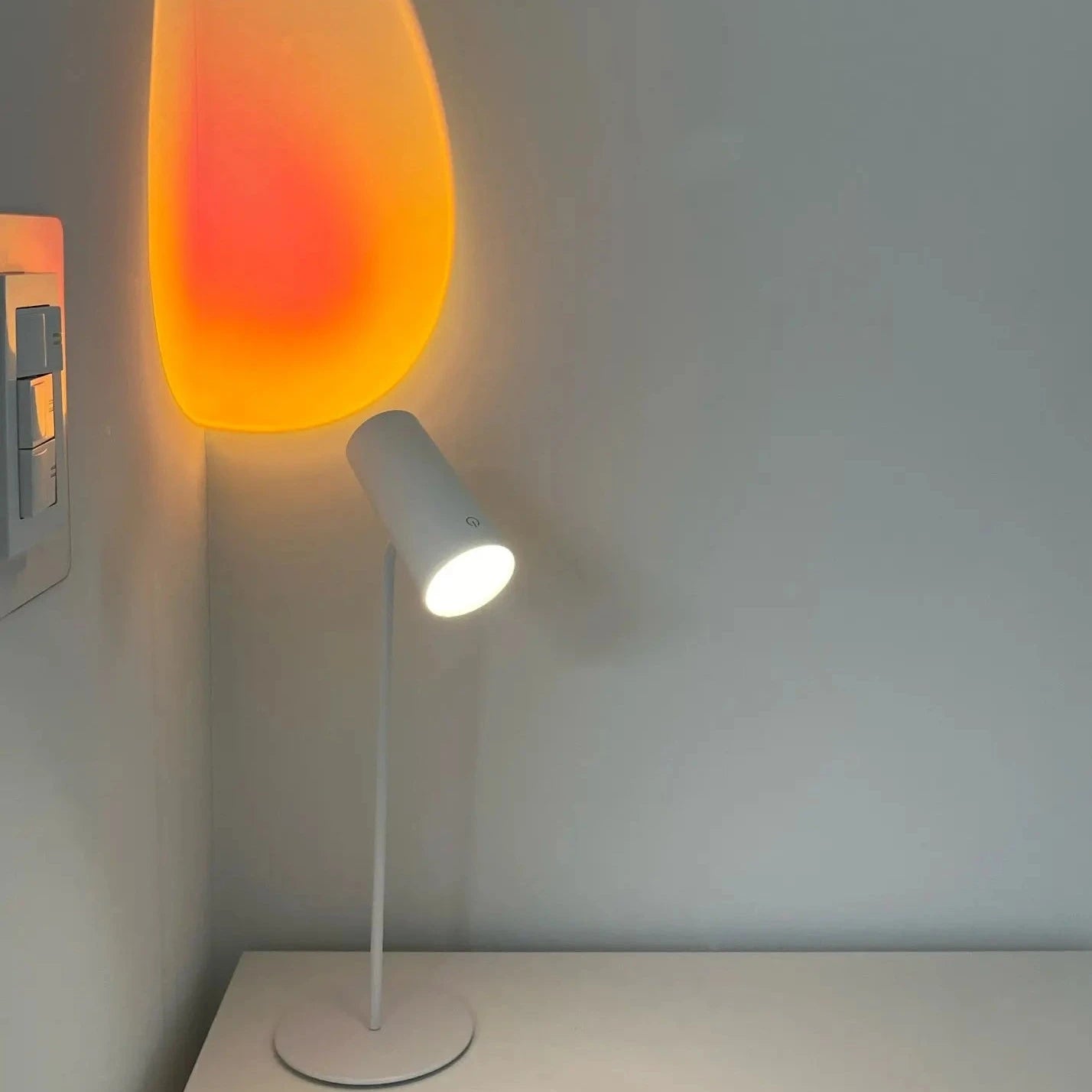 Minimalistična namizna svetilka | Nastavljiv svetlobni način